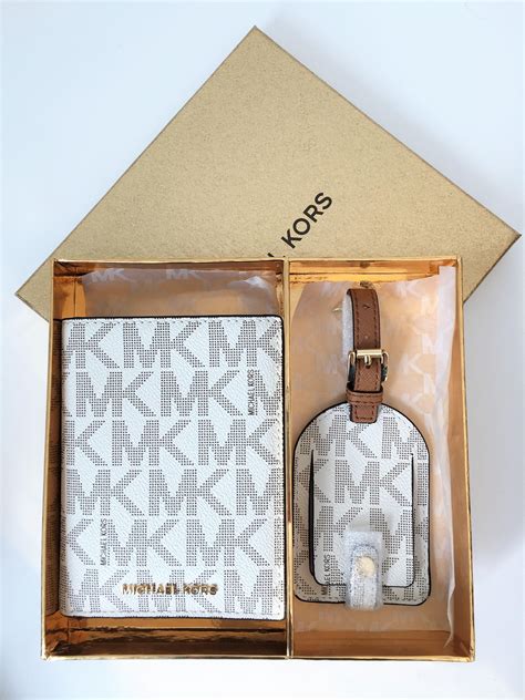 porta pasaporte michael kors|Signature Logo Passport Case and Luggage Tag Gift Set.